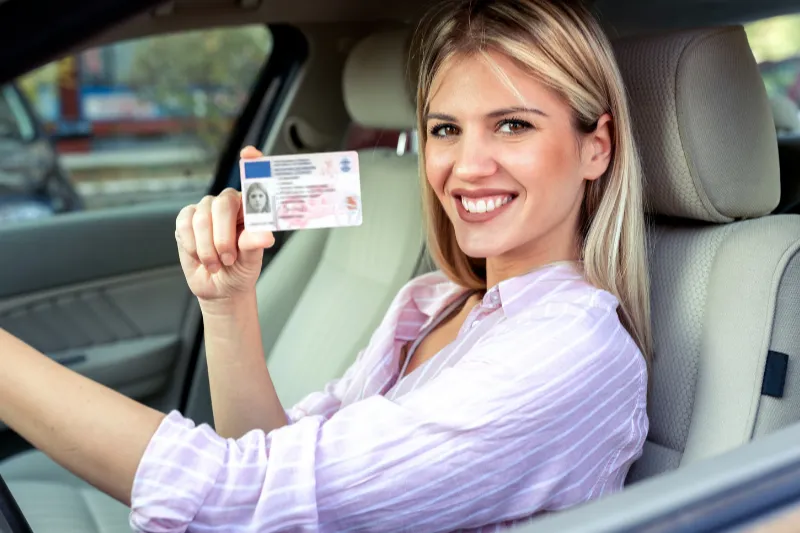 frau-mit-fuhrerschein (1)